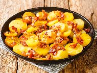Рецепта Сотирани лучени картофи с бекон за гарнитура